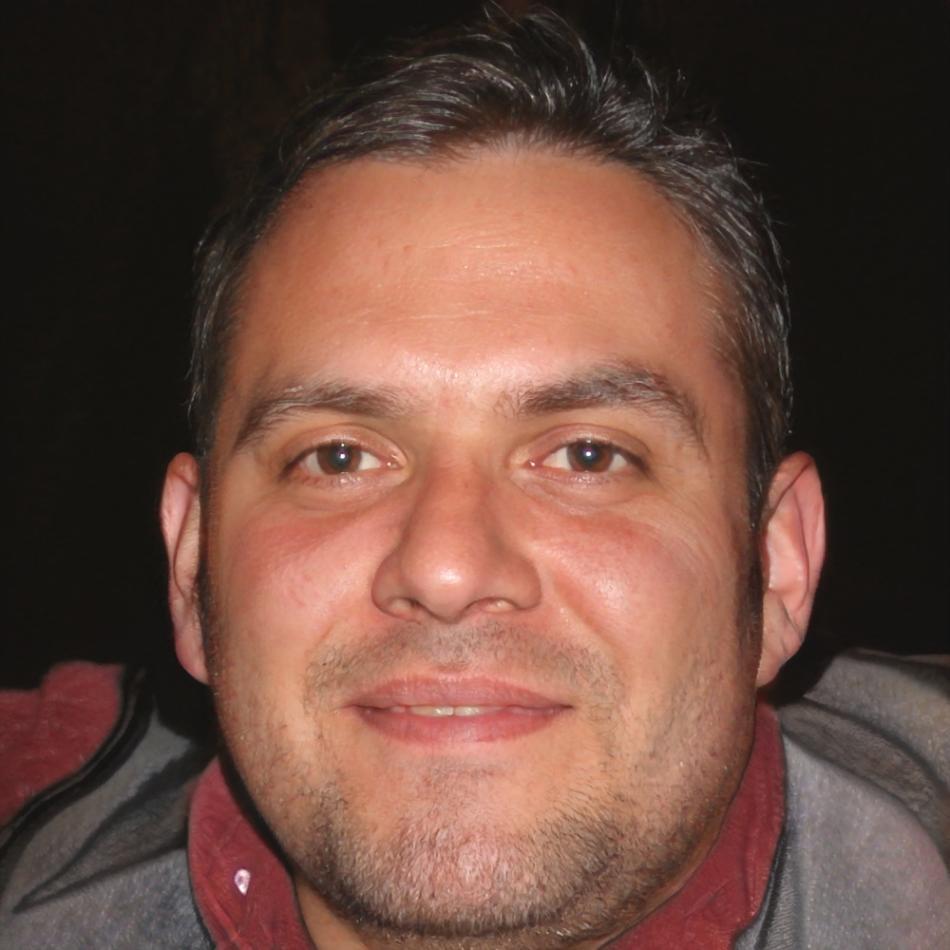 Experto en finanzas analizando datos